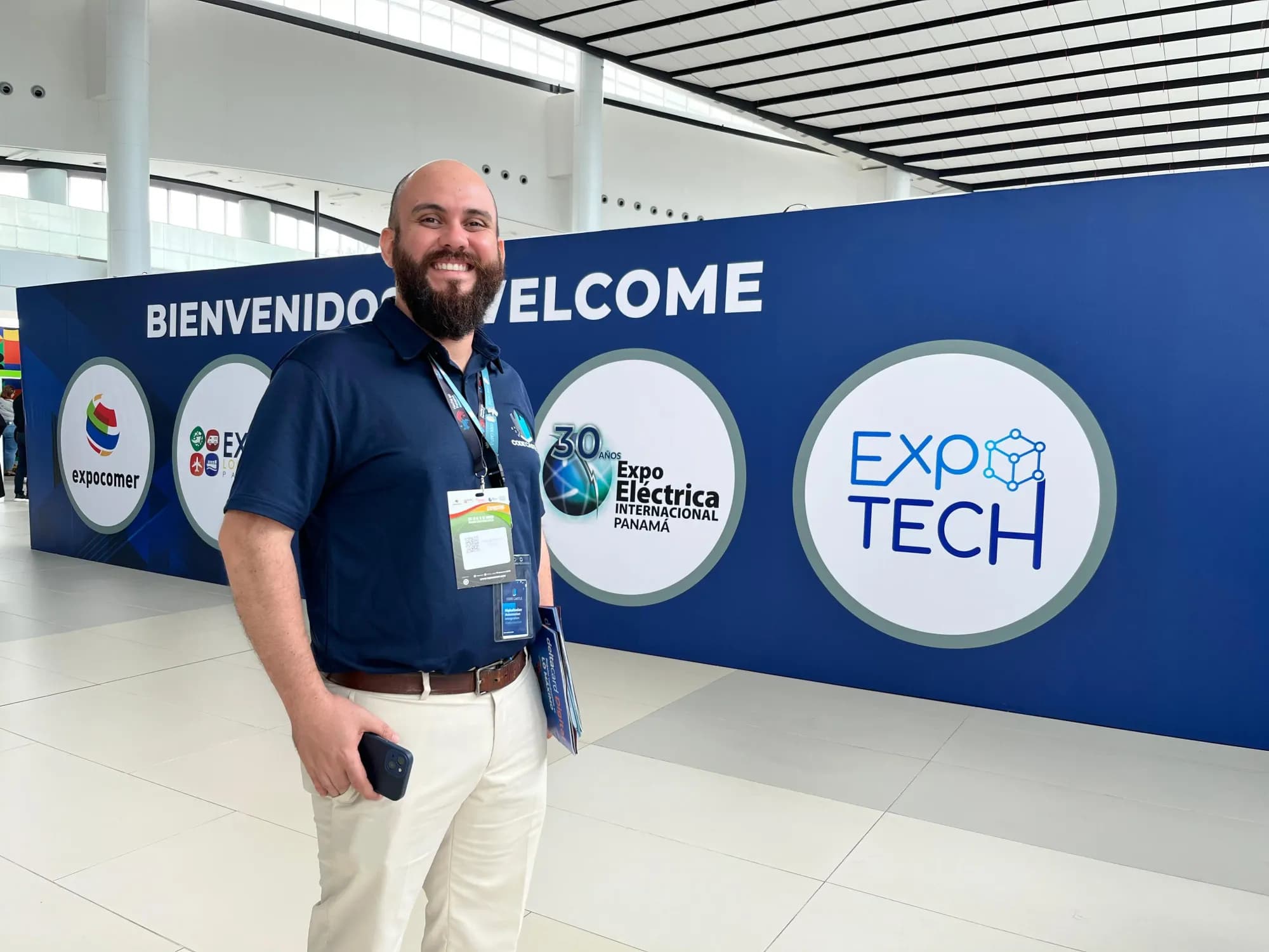 Un representante de CODE CASTLE en la entrada de Expo Tech, Expocomer, Panamá.